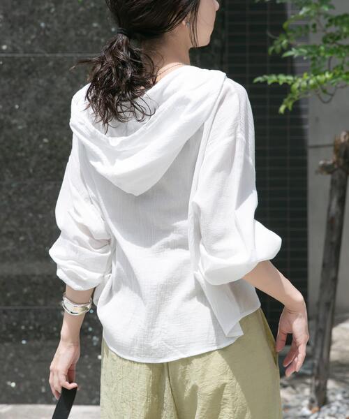 ITEMS URBANRESEARCH(アイテムズ アーバンリサーチ)の「フードクロップドワッシャーシャツ(シャツ/ブラウス・レディース・チャコールグレー/ホワイト/カーキ・FREE)」の7枚目の写真
