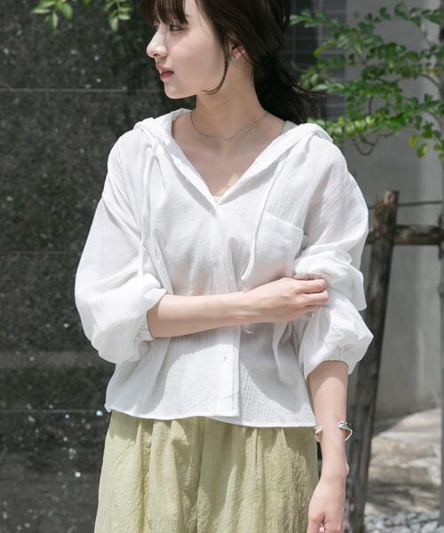 ITEMS URBANRESEARCH(アイテムズ アーバンリサーチ)の「フードクロップドワッシャーシャツ(シャツ/ブラウス・レディース・チャコールグレー/ホワイト/カーキ・FREE)」の8枚目の写真