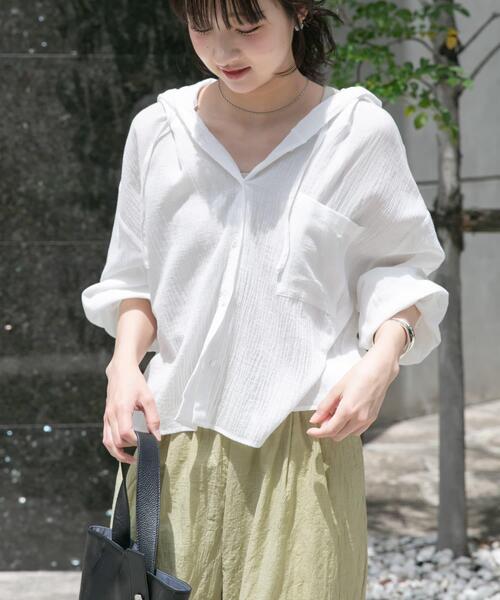 ITEMS URBANRESEARCH(アイテムズ アーバンリサーチ)の「フードクロップドワッシャーシャツ(シャツ/ブラウス・レディース・チャコールグレー/ホワイト/カーキ・FREE)」の9枚目の写真