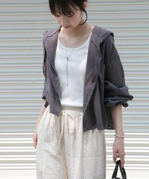 ITEMS URBANRESEARCH(アイテムズ アーバンリサーチ)の「フードクロップドワッシャーシャツ(シャツ/ブラウス・レディース・チャコールグレー/ホワイト/カーキ・FREE)」の13枚目の写真