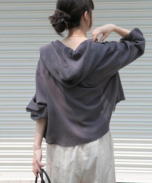 ITEMS URBANRESEARCH(アイテムズ アーバンリサーチ)の「フードクロップドワッシャーシャツ(シャツ/ブラウス・レディース・チャコールグレー/ホワイト/カーキ・FREE)」の14枚目の写真
