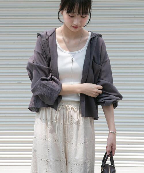 ITEMS URBANRESEARCH(アイテムズ アーバンリサーチ)の「フードクロップドワッシャーシャツ(シャツ/ブラウス・レディース・チャコールグレー/ホワイト/カーキ・FREE)」の15枚目の写真