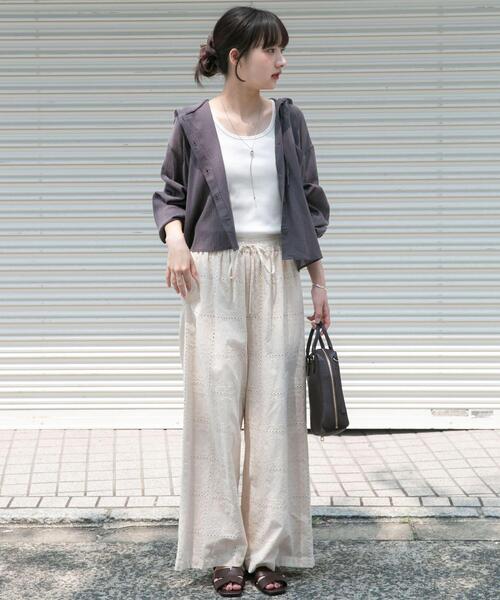 ITEMS URBANRESEARCH(アイテムズ アーバンリサーチ)の「フードクロップドワッシャーシャツ(シャツ/ブラウス・レディース・チャコールグレー/ホワイト/カーキ・FREE)」の16枚目の写真