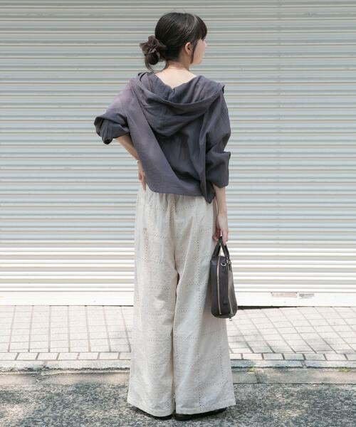ITEMS URBANRESEARCH(アイテムズ アーバンリサーチ)の「フードクロップドワッシャーシャツ(シャツ/ブラウス・レディース・チャコールグレー/ホワイト/カーキ・FREE)」の17枚目の写真