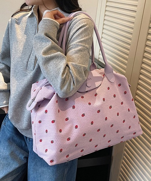 Miniministore(ミニミニストア)の「いちご柄ボストンバッグ軽量トラベルバッグ(ボストンバッグ・レディース・ブラック/ピンク/アイボリー/ミント/ラベンダー・FREE)」の4枚目の写真