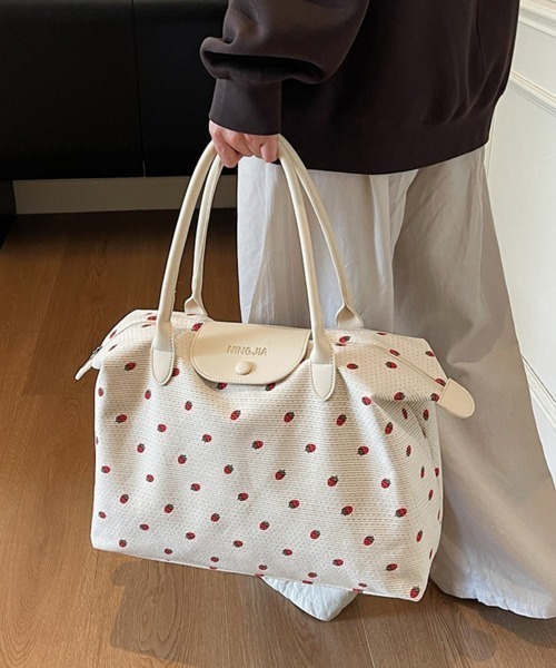Miniministore(ミニミニストア)の「いちご柄ボストンバッグ軽量トラベルバッグ(ボストンバッグ・レディース・ブラック/ピンク/アイボリー/ミント/ラベンダー・FREE)」の11枚目の写真