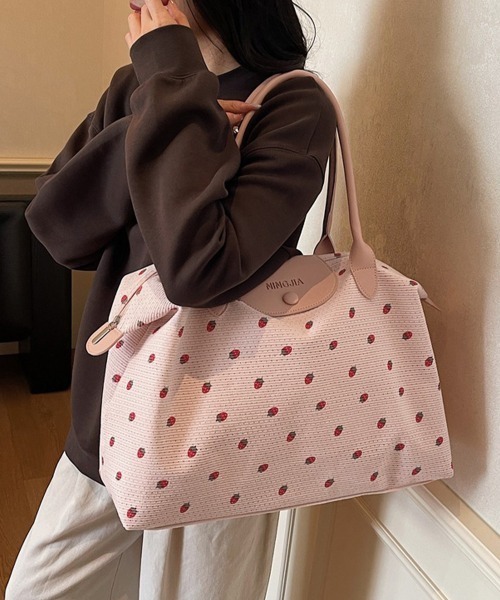 Miniministore(ミニミニストア)の「いちご柄ボストンバッグ軽量トラベルバッグ(ボストンバッグ・レディース・ブラック/ピンク/アイボリー/ミント/ラベンダー・FREE)」の7枚目の写真