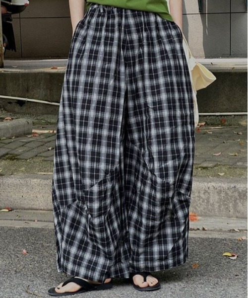 &soiree(アンドソワレ)の「切り替えチェック柄カーブパンツ(その他パンツ・レディース・ブラック・X-LARGE/LARGE/MEDIUM/SMALL)」の1枚目の写真