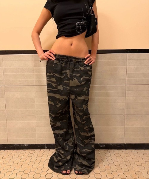 FreeZone(フリーゾーン)の「グリッター迷彩 裾ドローコード ルーズバギースウェットパンツ(スウェットパンツ・レディース・ダークグリーン・LARGE/MEDIUM/SMALL)」の9枚目の写真