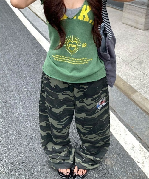 FreeZone(フリーゾーン)の「グリッター迷彩 裾ドローコード ルーズバギースウェットパンツ(スウェットパンツ・レディース・ダークグリーン・LARGE/MEDIUM/SMALL)」の5枚目の写真