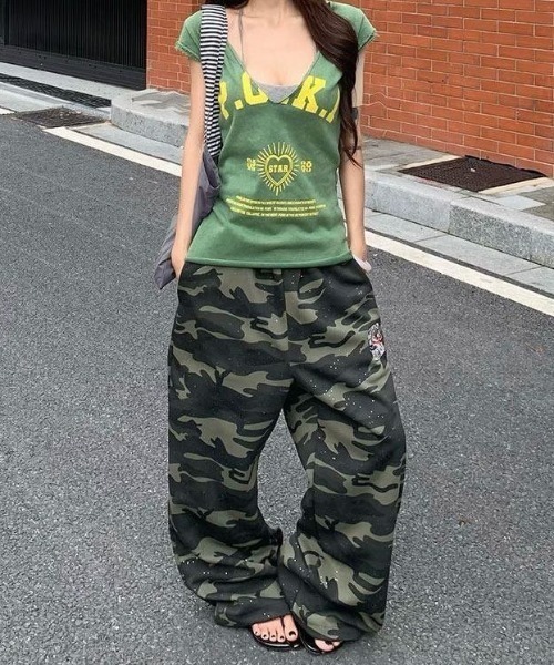 FreeZone(フリーゾーン)の「グリッター迷彩 裾ドローコード ルーズバギースウェットパンツ(スウェットパンツ・レディース・ダークグリーン・LARGE/MEDIUM/SMALL)」の3枚目の写真
