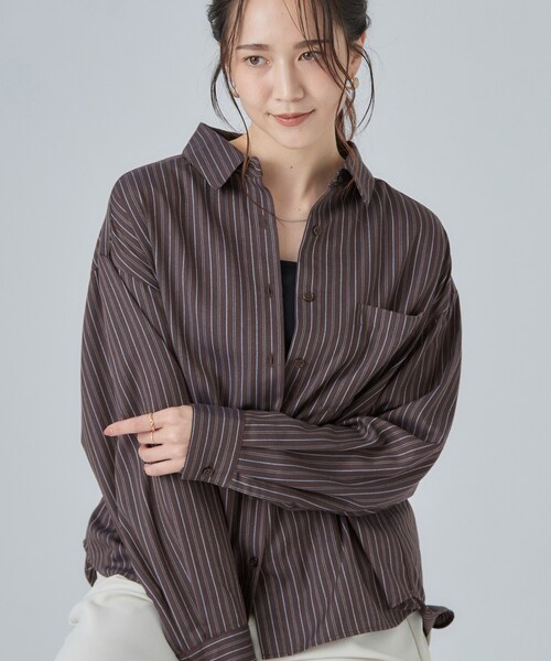 SHOO・LA・RUE(シューラルー)の「【洗濯後しわになりにくい/S-LL】選べる6パターン 羽織としても活躍する ベーシックシャツ(シャツ/ブラウス・レディース・ダークブラウン系2/ホワイト系5/チャコールグレー/ライトブルー/イエロー系1/モスグリーン系1・02/03/04/01)」の4枚目の写真