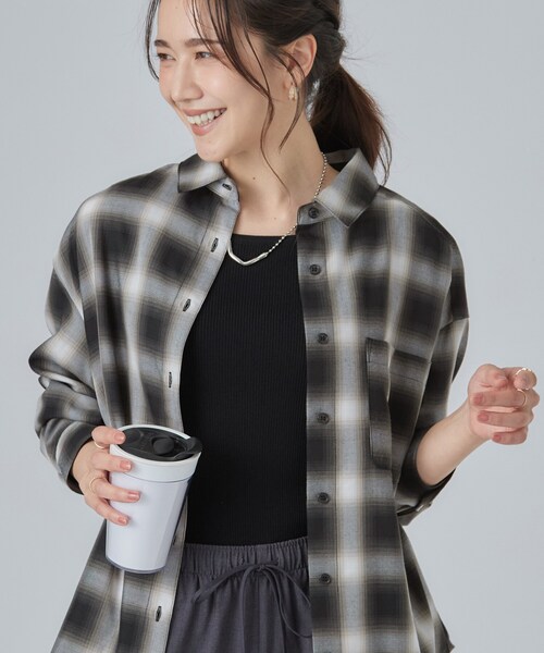 SHOO・LA・RUE(シューラルー)の「【洗濯後しわになりにくい/S-LL】選べる6パターン 羽織としても活躍する ベーシックシャツ(シャツ/ブラウス・レディース・ダークブラウン系2/ホワイト系5/チャコールグレー/ライトブルー/イエロー系1/モスグリーン系1・02/03/04/01)」の3枚目の写真