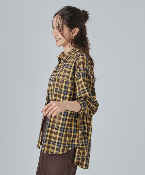 SHOO・LA・RUE(シューラルー)の「【洗濯後しわになりにくい/S-LL】選べる6パターン 羽織としても活躍する ベーシックシャツ(シャツ/ブラウス・レディース・ダークブラウン系2/ホワイト系5/チャコールグレー/ライトブルー/イエロー系1/モスグリーン系1・02/03/04/01)」の20枚目の写真