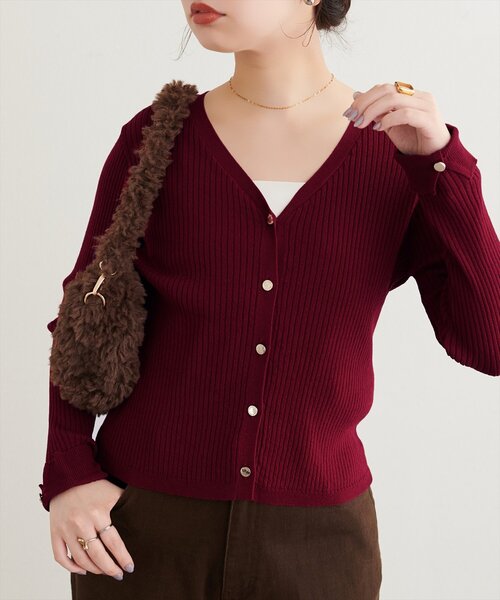 natural couture(ナチュラルクチュール)の「接触冷感UVアンチピリング オリジナル釦リブ編みVネックカーディガン(カーディガン/ボレロ・レディース・ブラウン/ブラック/ピンクベージュ/ボルドー/オフホワイト・FREE)」の5枚目の写真