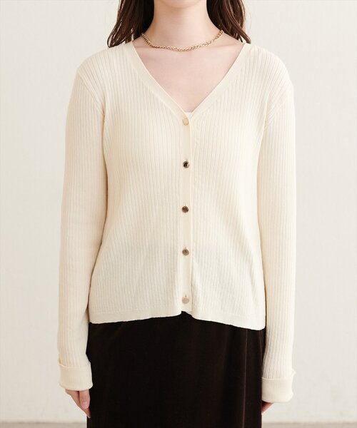 natural couture(ナチュラルクチュール)の「接触冷感UVアンチピリング オリジナル釦リブ編みVネックカーディガン(カーディガン/ボレロ・レディース・ブラウン/ブラック/ピンクベージュ/ボルドー/オフホワイト・FREE)」の10枚目の写真