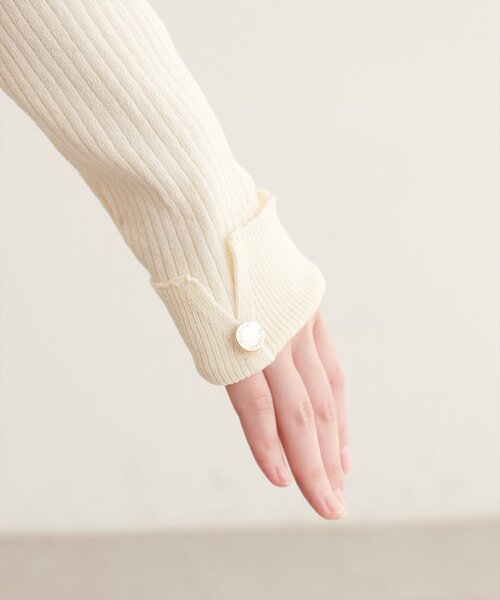 natural couture(ナチュラルクチュール)の「接触冷感UVアンチピリング オリジナル釦リブ編みVネックカーディガン(カーディガン/ボレロ・レディース・ブラウン/ブラック/ピンクベージュ/ボルドー/オフホワイト・FREE)」の15枚目の写真