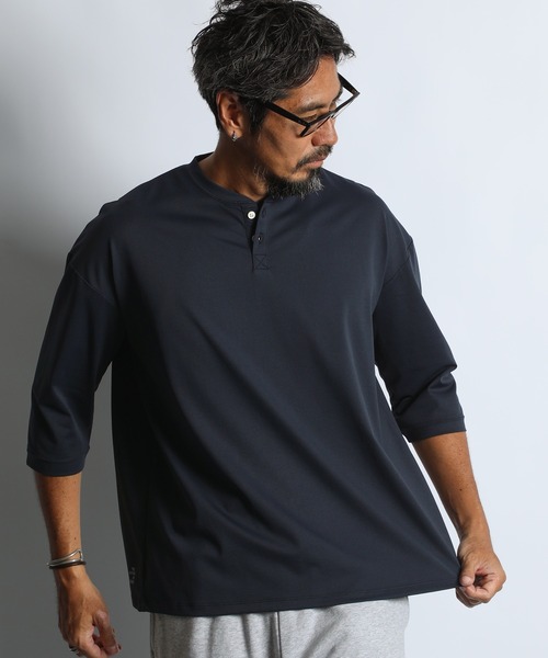 The DUFFER of ST.GEORGE(ザダファーオブセントジョージ)の「「AIR FLEX」3/4 SLEEVE HENLEY NECK TEE:機能素材 「エアフレックス」7分袖 ヘンリーネック Tシャツ / ストレッチ / 軽量 / ナイロンプレーティング(Tシャツ/カットソー・メンズ・ホワイト/ネイビー/ブルーグレー・LARGE/X-LARGE/SMALL/MEDIUM)」の3枚目の写真