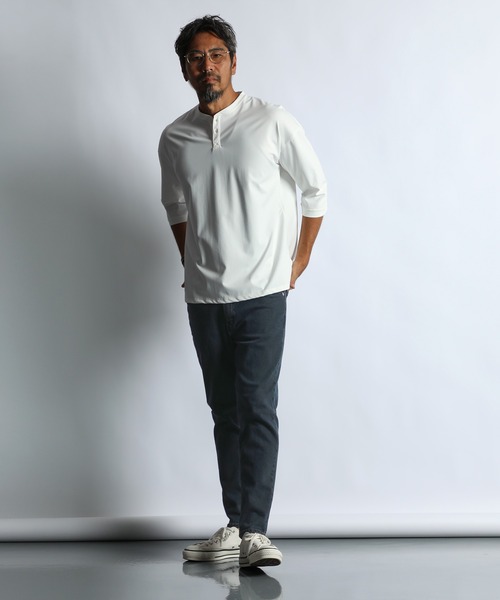 The DUFFER of ST.GEORGE(ザダファーオブセントジョージ)の「「AIR FLEX」3/4 SLEEVE HENLEY NECK TEE:機能素材 「エアフレックス」7分袖 ヘンリーネック Tシャツ / ストレッチ / 軽量 / ナイロンプレーティング(Tシャツ/カットソー・メンズ・ホワイト/ネイビー/ブルーグレー・LARGE/X-LARGE/SMALL/MEDIUM)」の5枚目の写真