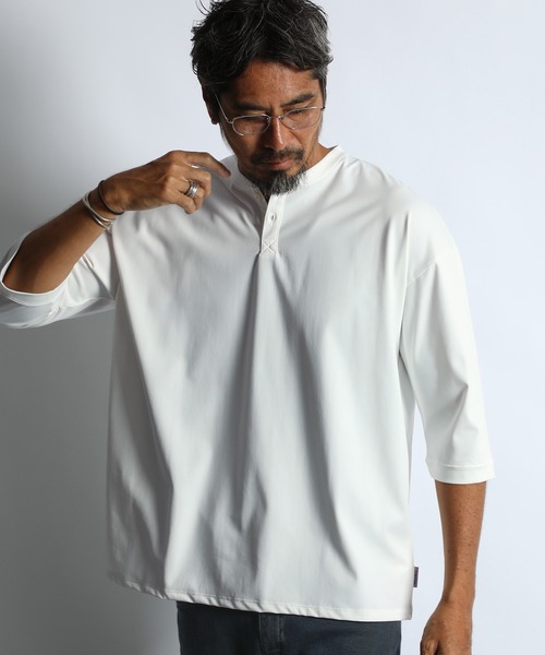 The DUFFER of ST.GEORGE(ザダファーオブセントジョージ)の「「AIR FLEX」3/4 SLEEVE HENLEY NECK TEE:機能素材 「エアフレックス」7分袖 ヘンリーネック Tシャツ / ストレッチ / 軽量 / ナイロンプレーティング(Tシャツ/カットソー・メンズ・ホワイト/ネイビー/ブルーグレー・LARGE/X-LARGE/SMALL/MEDIUM)」の4枚目の写真