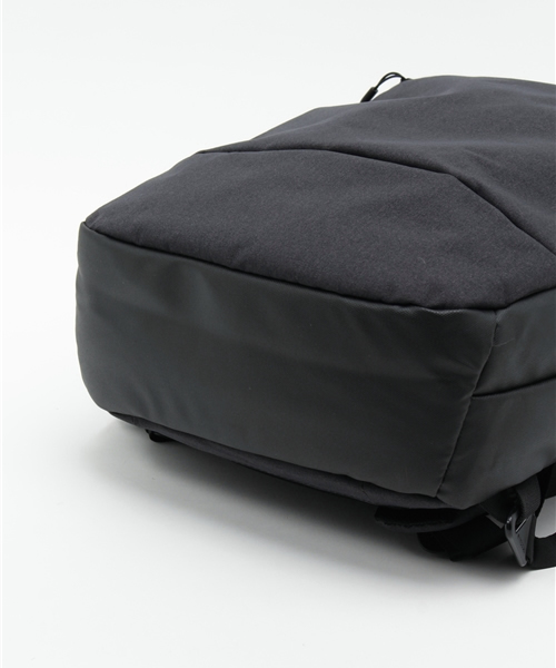 incase(インケース)の「CL55452 City Collection Compact Backpack(バックパック/リュック・メンズ・ブラック・ONE SIZE)」の9枚目の写真