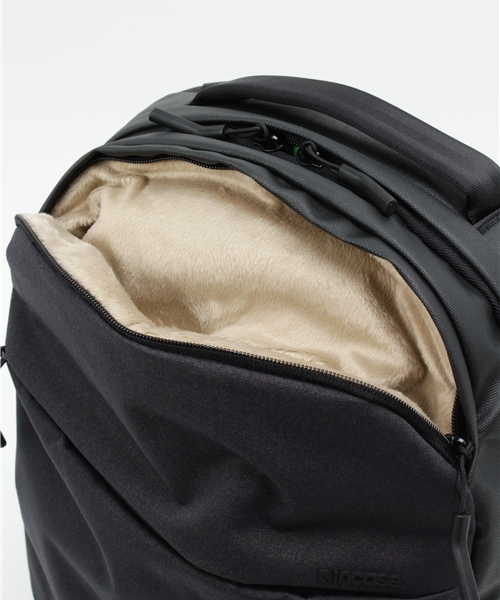 incase(インケース)の「CL55452 City Collection Compact Backpack(バックパック/リュック・メンズ・ブラック・ONE SIZE)」の3枚目の写真
