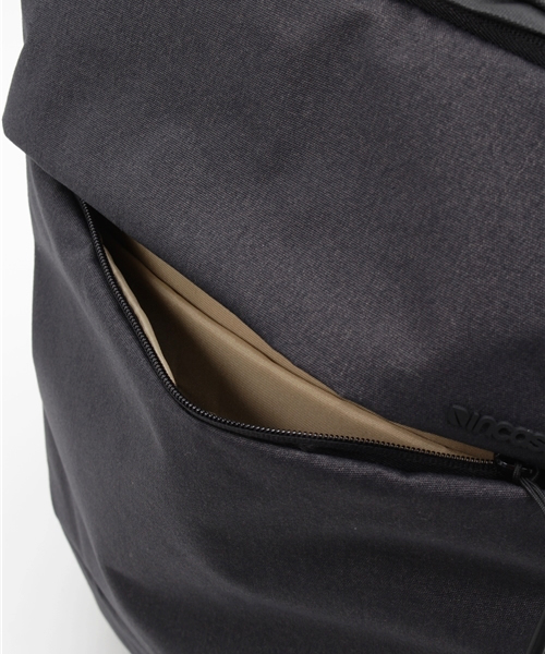 incase(インケース)の「CL55452 City Collection Compact Backpack(バックパック/リュック・メンズ・ブラック・ONE SIZE)」の5枚目の写真