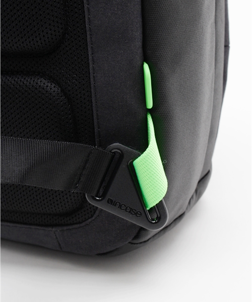 incase(インケース)の「CL55452 City Collection Compact Backpack(バックパック/リュック・メンズ・ブラック・ONE SIZE)」の6枚目の写真