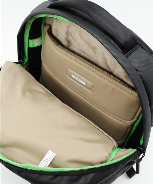 incase(インケース)の「CL55452 City Collection Compact Backpack(バックパック/リュック・メンズ・ブラック・ONE SIZE)」の7枚目の写真