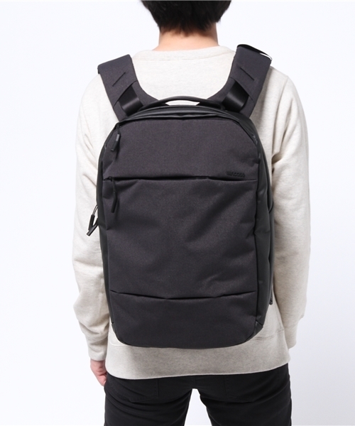 incase(インケース)の「CL55452 City Collection Compact Backpack(バックパック/リュック・メンズ・ブラック・ONE SIZE)」の2枚目の写真