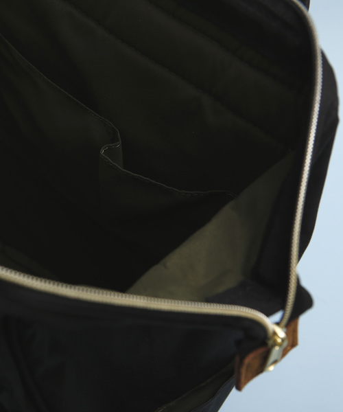 PLAIN CLOTHING(プレーンクロージング)の「anello アネロ スクエア 口金 バックパック レギュラーサイズ(バックパック/リュック・レディース・ブラック/ネイビー・FREE)」の11枚目の写真