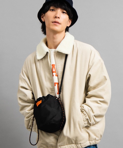 UNIVERSAL OVERALL(ユニバーサルオーバーオール)の「∴WEGO/UNIVERSAL OVERALL別注ナイロン巾着(ショルダーバッグ・メンズ・ブラック/ベージュ・FREE)」の3枚目の写真