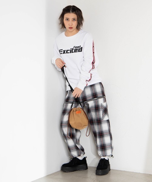 UNIVERSAL OVERALL(ユニバーサルオーバーオール)の「∴WEGO/UNIVERSAL OVERALL別注ナイロン巾着(ショルダーバッグ・メンズ・ブラック/ベージュ・FREE)」の7枚目の写真