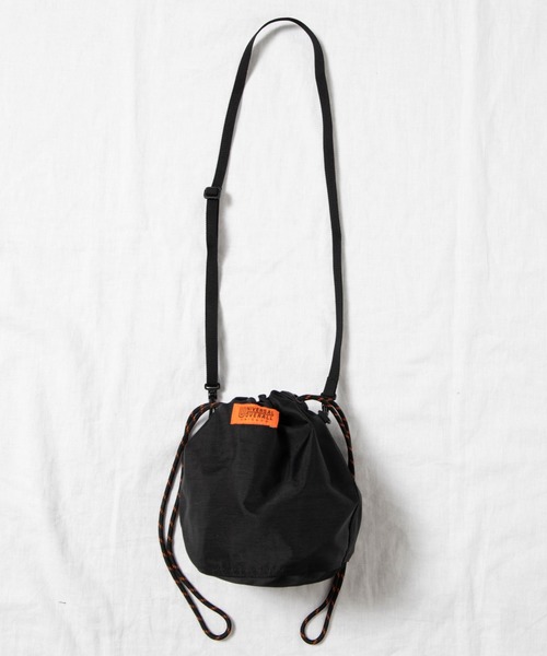 UNIVERSAL OVERALL(ユニバーサルオーバーオール)の「∴WEGO/UNIVERSAL OVERALL別注ナイロン巾着(ショルダーバッグ・メンズ・ブラック/ベージュ・FREE)」の8枚目の写真