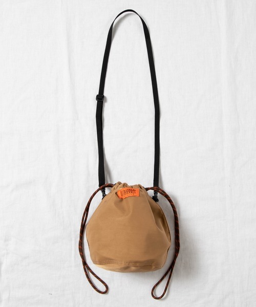 UNIVERSAL OVERALL(ユニバーサルオーバーオール)の「∴WEGO/UNIVERSAL OVERALL別注ナイロン巾着(ショルダーバッグ・メンズ・ブラック/ベージュ・FREE)」の10枚目の写真