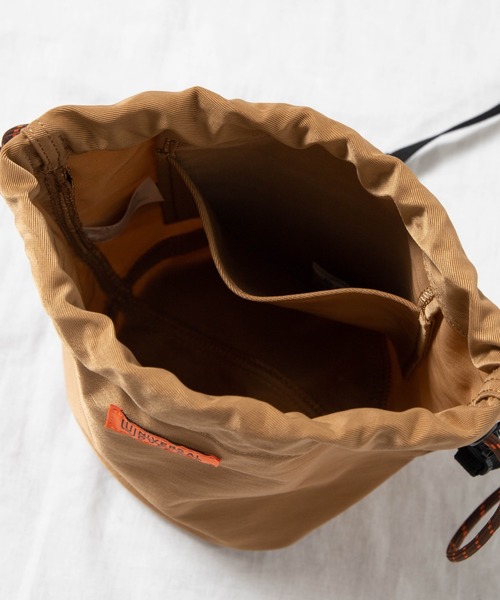 UNIVERSAL OVERALL(ユニバーサルオーバーオール)の「∴WEGO/UNIVERSAL OVERALL別注ナイロン巾着(ショルダーバッグ・メンズ・ブラック/ベージュ・FREE)」の14枚目の写真