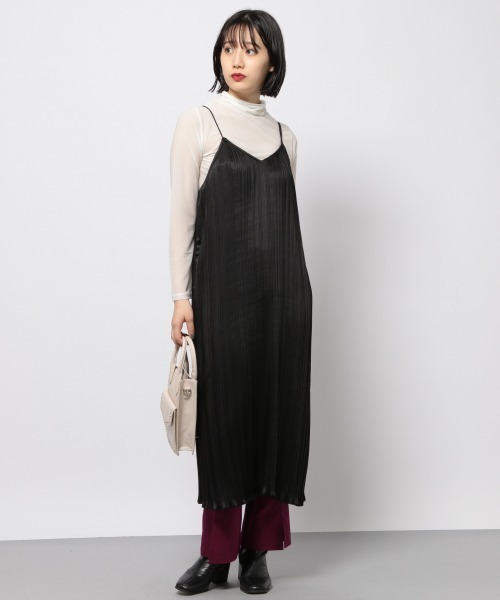 PAGEBOY（ページボーイ）の「サテンプリーツキャミワンピース（ワンピース・レディース・グレイッシュベージュ/ブラウン/ブラック・FREE）」の2枚目の写真
