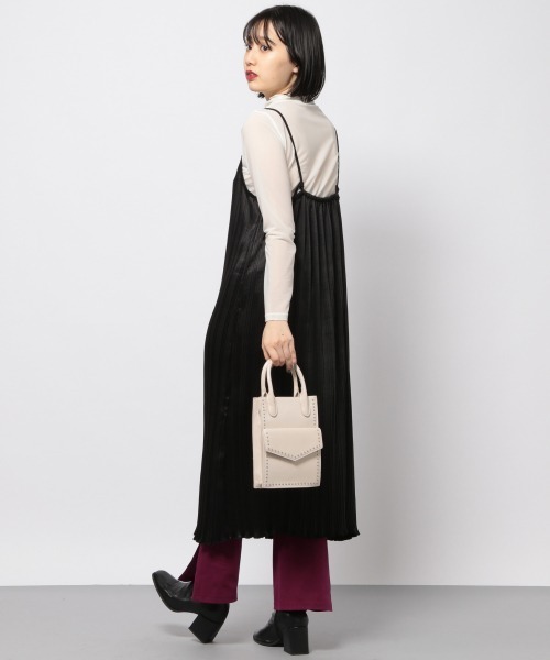 PAGEBOY（ページボーイ）の「サテンプリーツキャミワンピース（ワンピース・レディース・グレイッシュベージュ/ブラウン/ブラック・FREE）」の4枚目の写真