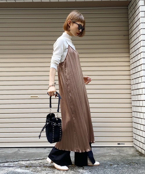 PAGEBOY（ページボーイ）の「サテンプリーツキャミワンピース（ワンピース・レディース・グレイッシュベージュ/ブラウン/ブラック・FREE）」の6枚目の写真