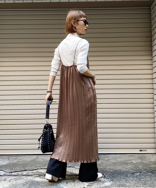 PAGEBOY（ページボーイ）の「サテンプリーツキャミワンピース（ワンピース・レディース・グレイッシュベージュ/ブラウン/ブラック・FREE）」の15枚目の写真