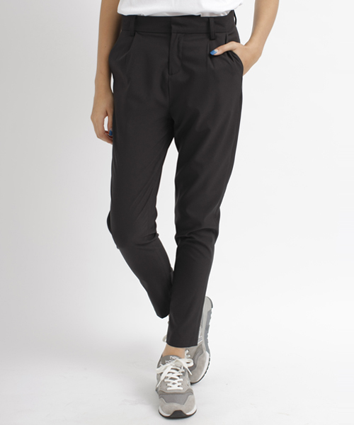 MILKFED.（ミルクフェド）の「【vikka4月号掲載】TUCK LONG PANTS　（タックパンツ/無地/ストレッチ）（その他パンツ・レディース・ブラック/ネイビー・X-SMALL/SMALL/MEDIUM）」の2枚目の写真