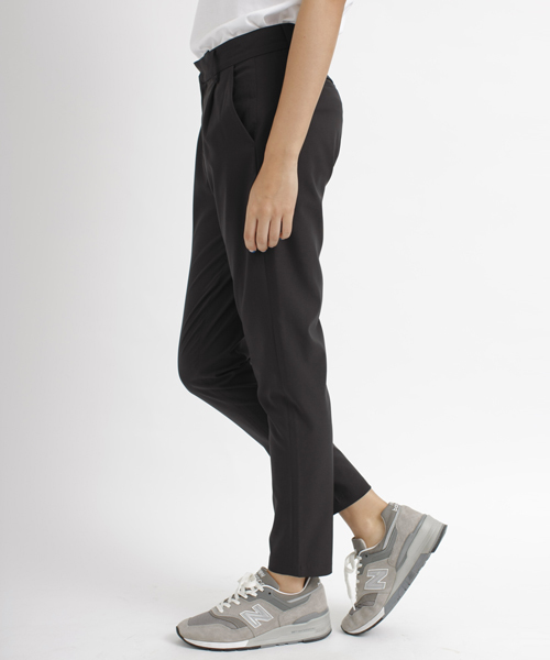 MILKFED.（ミルクフェド）の「【vikka4月号掲載】TUCK LONG PANTS　（タックパンツ/無地/ストレッチ）（その他パンツ・レディース・ブラック/ネイビー・X-SMALL/SMALL/MEDIUM）」の3枚目の写真