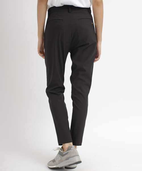 MILKFED.（ミルクフェド）の「【vikka4月号掲載】TUCK LONG PANTS　（タックパンツ/無地/ストレッチ）（その他パンツ・レディース・ブラック/ネイビー・X-SMALL/SMALL/MEDIUM）」の4枚目の写真