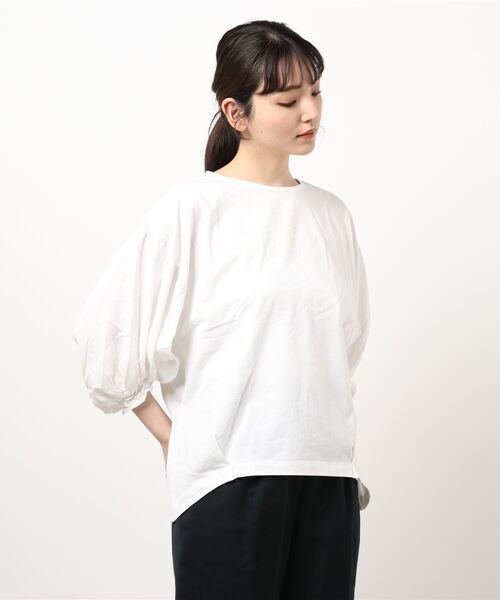 Samansa Mos2 blue(サマンサモスモスブルー)の「ボリュームスリーブプルオーバー(Tシャツ/カットソー・レディース・オフホワイト/サックスブルー/ブラック・フリ-)」の2枚目の写真