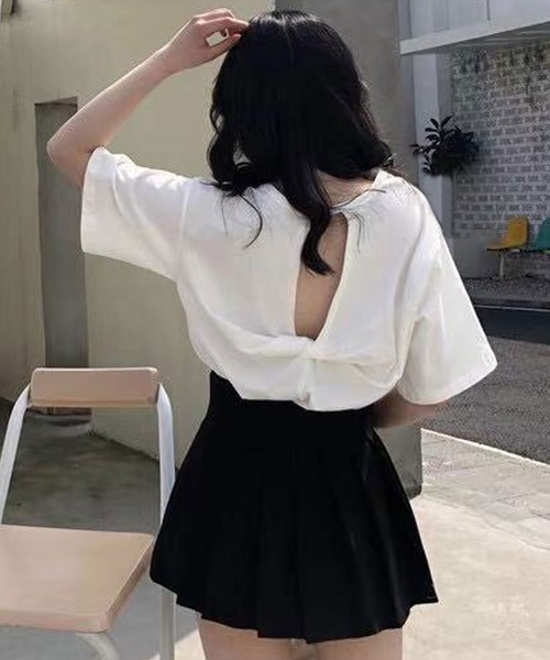 Newlyme(ニューリーミー)の「バックツイストカットトップス(Tシャツ/カットソー・レディース・ホワイト/ブラック・MEDIUM/LARGE)」の2枚目の写真