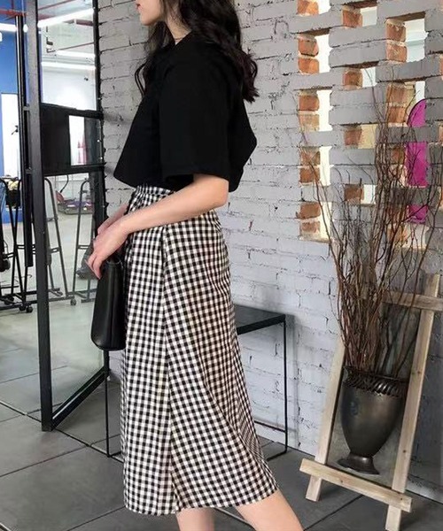 Newlyme(ニューリーミー)の「バックツイストカットトップス(Tシャツ/カットソー・レディース・ホワイト/ブラック・MEDIUM/LARGE)」の4枚目の写真