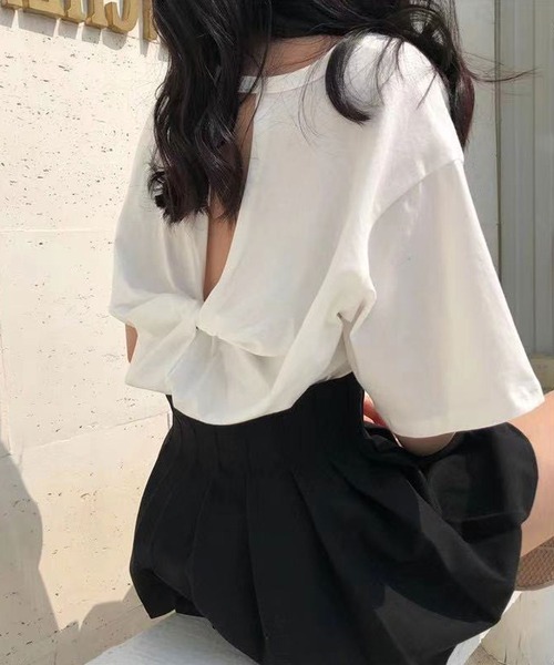 Newlyme(ニューリーミー)の「バックツイストカットトップス(Tシャツ/カットソー・レディース・ホワイト/ブラック・MEDIUM/LARGE)」の5枚目の写真