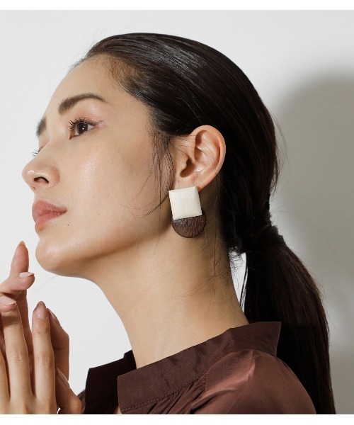 AZUL by moussy（アズールバイマウジー）の「SQUARE CIRCLE WOOD EARRINGS/スクエアサークルウードイヤリング（ピアス（両耳用）・レディース・ダークブラウン/ベージュ・FREE）」の2枚目の写真