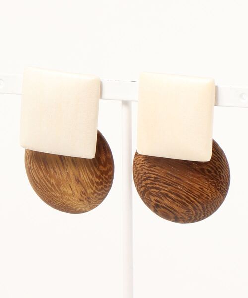 AZUL by moussy（アズールバイマウジー）の「SQUARE CIRCLE WOOD EARRINGS/スクエアサークルウードイヤリング（ピアス（両耳用）・レディース・ダークブラウン/ベージュ・FREE）」の3枚目の写真