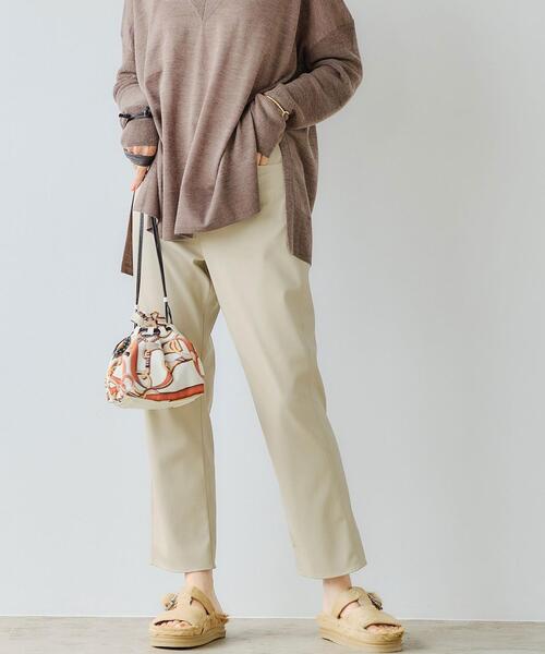 green label relaxing（グリーンレーベルリラクシング）の「フェイクレザー フレア パンツ（その他パンツ・レディース・ベージュ/ブラック・36/38）」の2枚目の写真